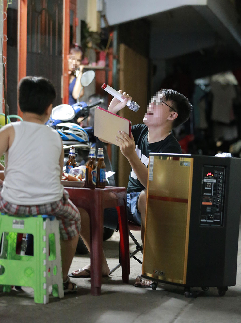 Khốn khổ vì nạn karaoke di động